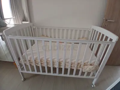 White Wooden Baby Crib with Mattress + Bumper - On Wheels - Excellent Condition - Meydan