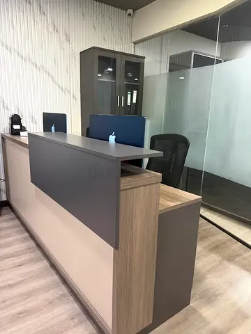 Reception Desk – Grey & Wood Finish | مكتب استقبال باللون الرمادي وتشطيب خشب