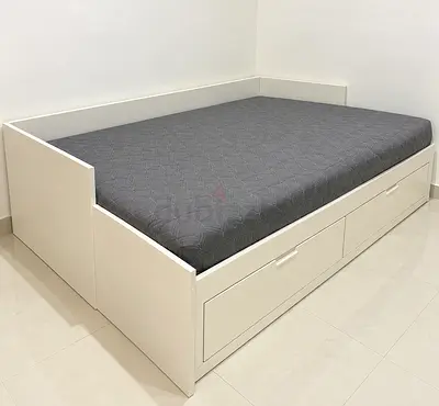 White daybed with 2 under-bed drawers
