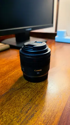 Canon RF 35mm f/1.8 Macro IS STM Lens – Flawless condition