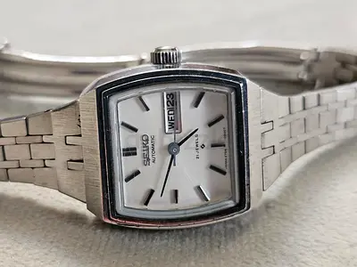 Seiko automatic silver women's wristwatch with day/date display