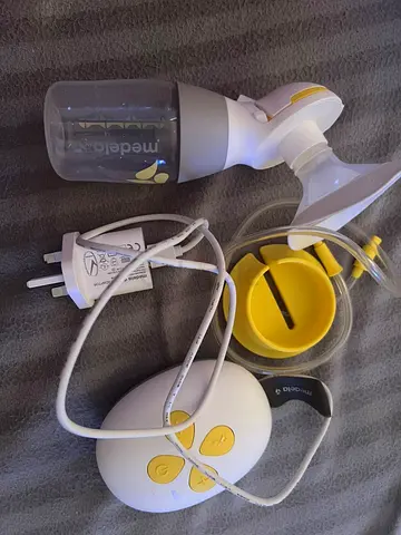 Medela electric breast pump with bottle and accessories - used