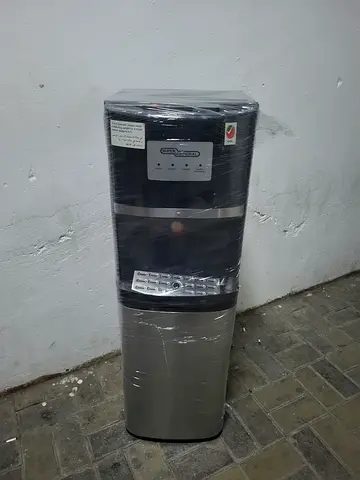 Bottom load water dispenser