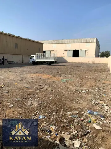 حوطة للإيجار 10,000 قدم، بدون كهرباء، المنطقة الصناعية أم القيوين، مناسبة للتخزين وشركات المقاولات.