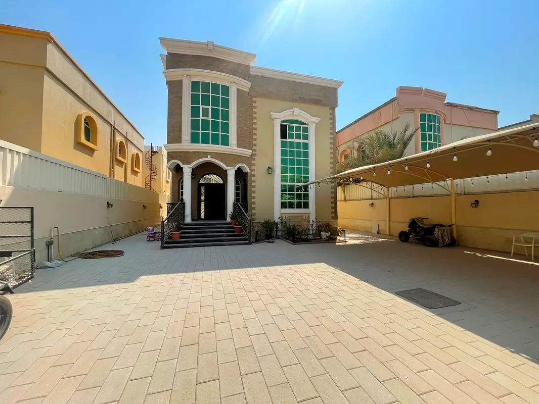 🏡 فيلا للإيجار في المويهات 2، عجمان، قرب شارع عمار. 5 غرف ومجلس وصالة وخزائن حائط وحوش واسع ومظلة سيارات، بمساحة 5000 قدم مربع.