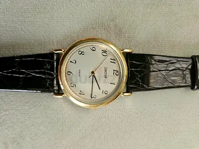 Classic Gold-Tone Analog Wristwatch with Black Leather Strap