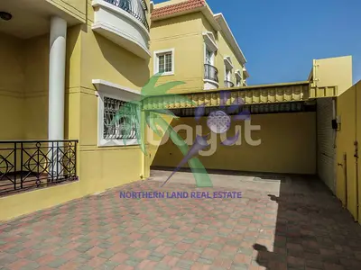 مجمع فلل فاخر يقع في منطقة النخيلات، الشارقة، الإمارات العربية المتحدة