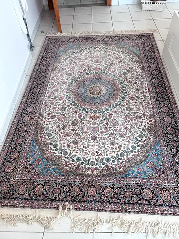 Elegant Persian-Style Carpet – Approx. 2 × 3 Metres