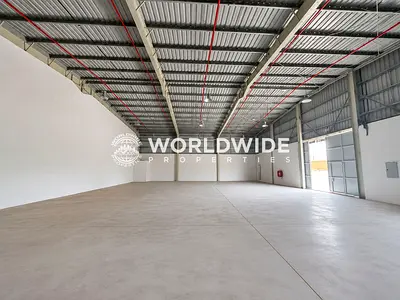 مستودع جديد كلياً بمساحة 10,000 قدم مربع في الطابق الأرضي بموقع متميز في منطقة الجرف 1 — قدرة كهربائية 160 كيلوواط ونظام رشاشات إطفاء.