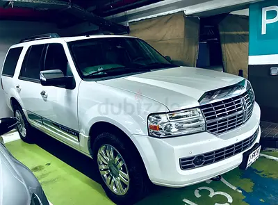 2014 Navigator presidential super low kms-full options-GCC-no accident-looks and drives Excellent!