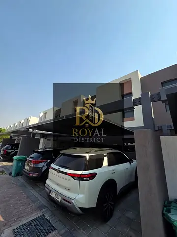 فرصة استثنائية لا تتكرر| تاون هاوس فاخر ومعدل بالكامل | 3 غرف نوم + غرفة خادمة + مجلس | بأرقى مناطق الشارقة | تصميم عصري | انظمة المنزل الذكي | موقع م