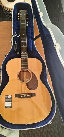 Used acoustic guitar with hard case - good condition
