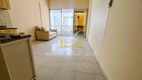 استوديو واسع للإيجار في الشويهين الشارقة مع بلكونة وتكييف مركزي وغاز مركزي في موقع حيوي قريب من الخدمات