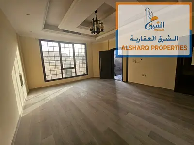 **فيلا للإيجار السنوي التجاري في العزرة – الشارقة، طريق واسط** فرصة مميزة لاستئجار فيلا واسعة مناسبة للاستخدام التجاري أو السكني في منطقة العزرة