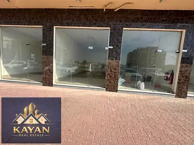 محل تجاري مميز للإيجار بمساحة 300 قدم مربع على الشارع الرئيسي، موقع استراتيجي قريب من جميع الخدمات والمرافق الحيوية،
