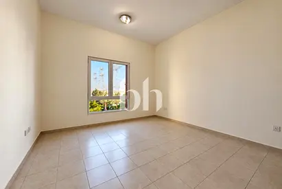 1BR | Mid Floor | Unfurnished | V type | Vacant