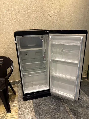 Small single-door fridge in good working condition - black