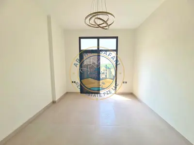 شهر مجاني + رسوم البلدية من المالك. شقة جديدة تمامًا بغرفة نوم واحدة مع شرفة.
