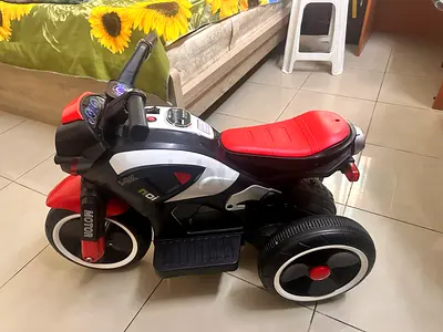 Kids 3-Wheel Ride-On Motorcycle Toy - Red & Black