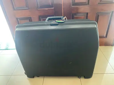 Large hard-shell suitcase / travel case - used