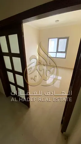 شقة غرفة وصالة للإيجار السنوي في الروضة 2 – عجمان مباشرة على شارع الشيخ عمار | مساحة كبيرة جداً | صالة منعزلة