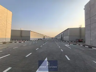 مستودع جديد كلياً بمساحة 107,000 قدم مربع للإيجار في منطقة الصجعة الصناعية بالشارقة