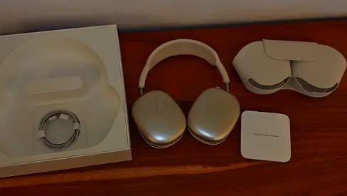 Apple AirPods Max - color Starlight (Used, Good Condition) with Case and Box