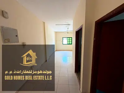 Spacious studio in a prime location opposite Sharjah, close to all essential services and amenities. Separate kitchen.