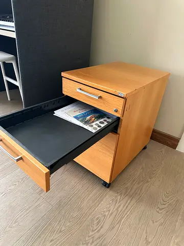 Light wood 2-drawer mobile pedestal with pull-out tray