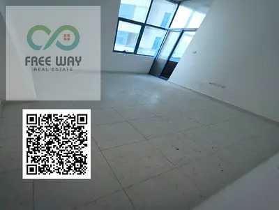 🏢 للإيجار السنوي – شقة واسعة بإطلالة مميزة على الخور ✨ فرصة مميزة للعائلات! شقة بمساحة كبيرة جدًا، جاهزة للسكن، وتتميز بصالة منفصلة وبلكونة بإطلالة ر