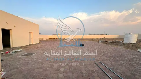 حوطه جديدة للإيجار في الصجعة، الشارقة، بمساحة 20,000 قدم مربع، زاوية شارعين، أرضية إنترلوك، كهرباء 25 كيلوواط، مكتبان وحمام.