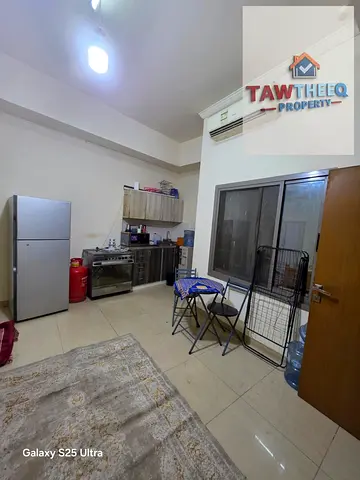استوديو مفروش للإيجار الشهري في المويهات 2 عجمان على شارع الشيخ عمار مباشرة شامل جميع الفواتير والإنترنت