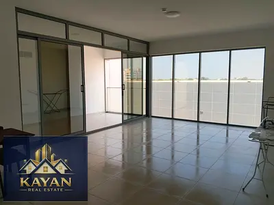 شقة واسعة غرفتين ماستر وصالة للإيجار السنوي في منطقة الراس أم القيوين شارع الملك فيصل