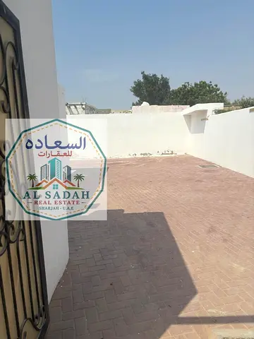 للبيع بيت زواية في القادسية في 3غرف ماستر وصالة ومطبخ ، قريبة من الشارع
ومع حوش كبير صيانة بالكامل بيت مسلح مطلوب في 650000 الف