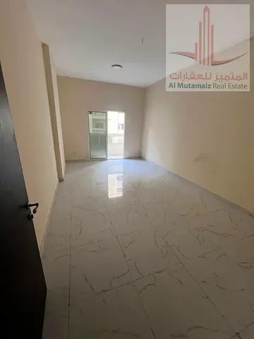 شقة غرفتين وصالة للإيجار السنوي بـ30,000 درهم، تكييف مركزي وصيانة على المالك وتسهيلات في الدفع، قرب شارع الكويت وشارع الشيخ جابر الصباح.