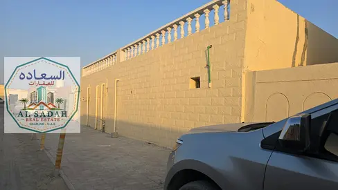 For sale: House in Al Ghafia with 4 bedrooms, living room, majlis, and kitchen. Area: 2500 sq ft. A