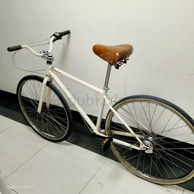 Classic 3-speed city bike with brown saddle - good condition
