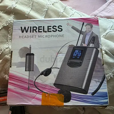 Wireless Headset Microphone System with Receiver. New. AED. 130 Only!