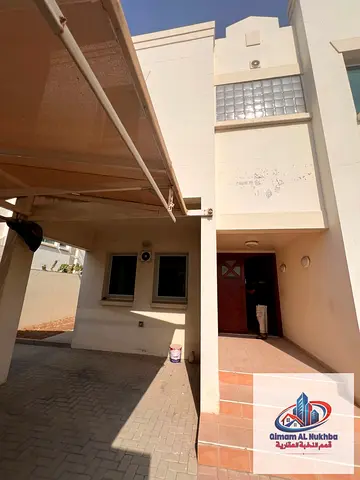 الحق فرصتك الآن للإيجار في الرفاعة فيلا فخمة بمساحة كبيرة طابقين 3 غرف ماستر مع خزائن حائط ومجلس بحمام وبلكونة بإطلالة مفتوحة ومطبخين وغرفة طعام وغرفة