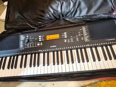 Yamaha portable keyboard with case - good working condition