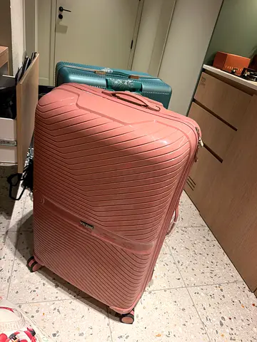 Large pink hard-shell roller suitcase (good condition)