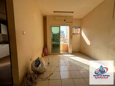 شقة غرفة وصالة للإيجار السنوي في النباعة الشارقة بسعر 21000 درهم بلكونة وتكييف حديث وصيانة مجانية