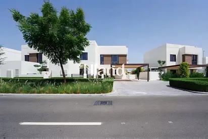 Luxury Corner 5BR Villa | Spacious | High-Value