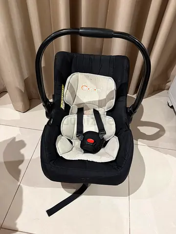 Infant car seat / carrier - good condition, removable liner