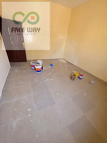 🏡 للإيجار السنوي في عجمان – الروضة 2 📍 شارع مكة المكرمة ✨ شقة مميزة بمساحات مريحة ومواصفات عملية! 🔹 غرفتين وصالة 🔹 بلكونة 🔹 حمامين 🔹 مطبخ 🔹 تكي