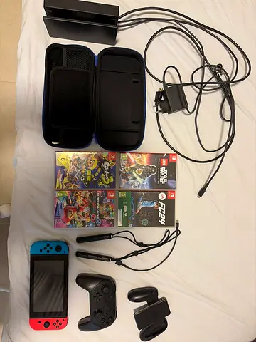 Only comes with a European power plug 🇪🇺. Nintendo Switch Standard Edition in good condition, incl