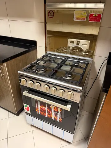 Gas cooker with oven