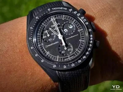 Omega Moonswatch snoopy edition