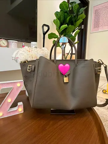 Grey leather tote handbag with lock detail and excellent condition. Used lightly with no major issue