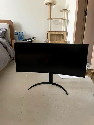 LG 34 inch 4K UltraFine Monitor – Like New (3 Months Old)